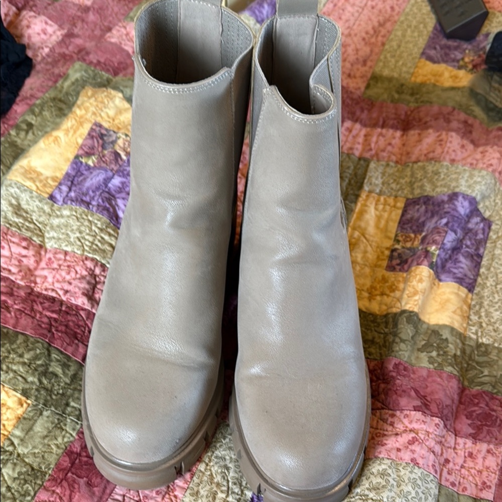 Women's Mia Boots!